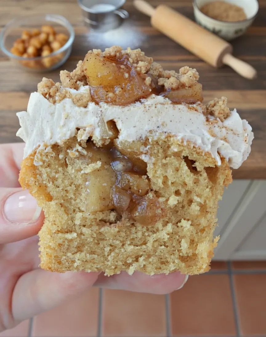 Apple Crumble Cupcakes – Spiced, Filled & Irresistibly Cozy